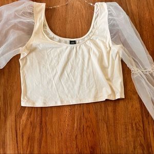 Beautiful ballon sleeve crop top, only wore it once like brand new.